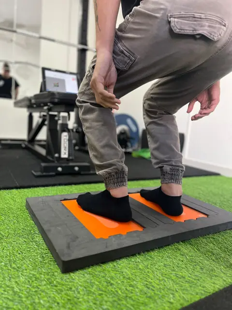 Piedi di un atleta su pedane di forza durante un test